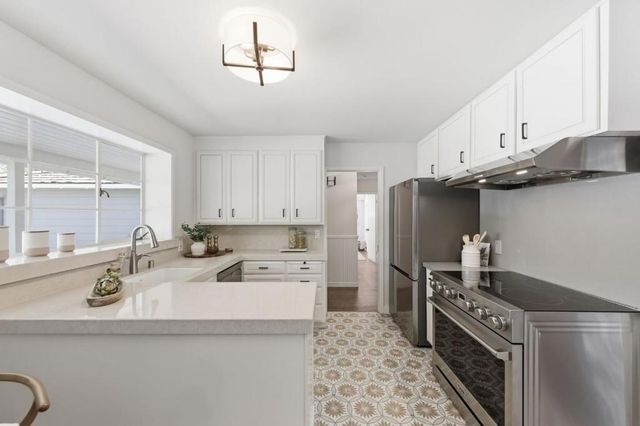 2518 South Court, Palo Alto, CA 94301