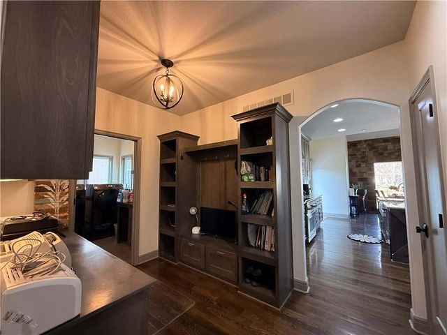 6104 NW 103rd Street, Kansas City, MO 64154