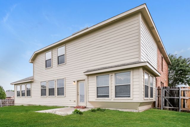 533 Crown Oaks Drive, Fort Worth, TX 76131