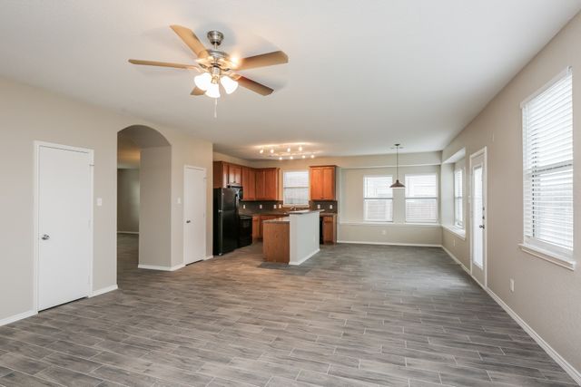 533 Crown Oaks Drive, Fort Worth, TX 76131