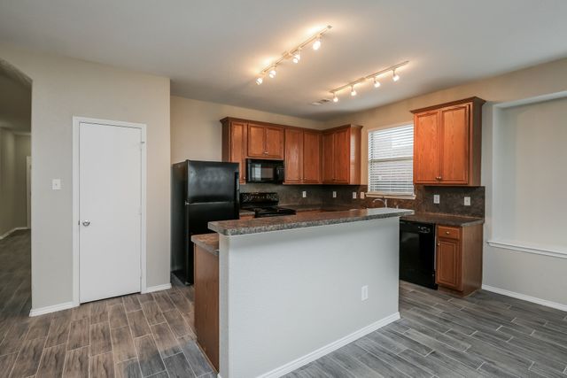 533 Crown Oaks Drive, Fort Worth, TX 76131