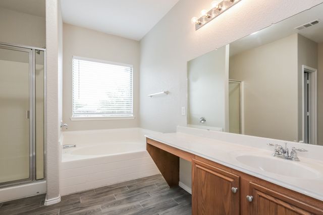 533 Crown Oaks Drive, Fort Worth, TX 76131