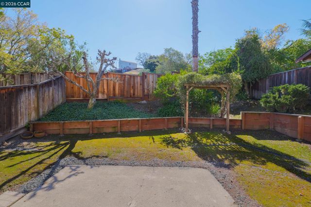 270 Willow Lake Dr, Martinez, CA 94553