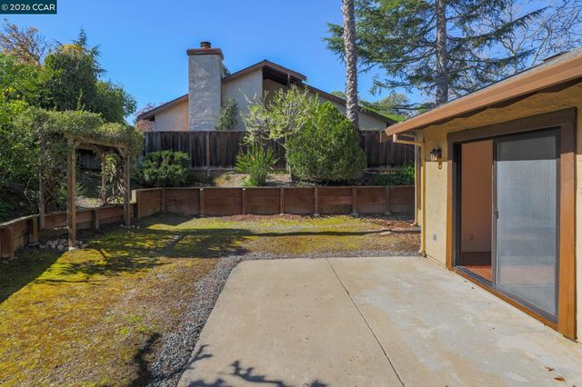 270 Willow Lake Dr, Martinez, CA 94553
