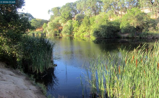 270 Willow Lake Dr, Martinez, CA 94553