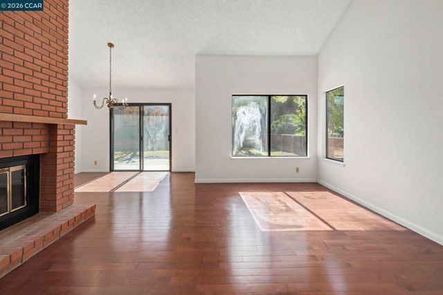 270 Willow Lake Dr, Martinez, CA 94553