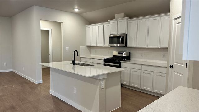 3617 Sahar Lake Dr, Robstown, TX 78380