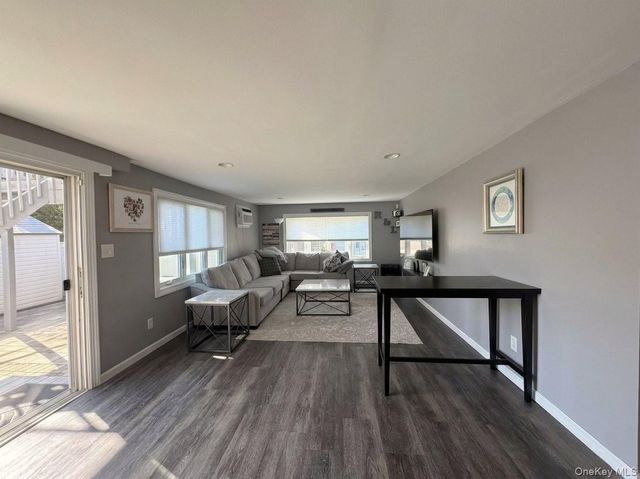 1004 N Broadway, Massapequa, NY 11758
