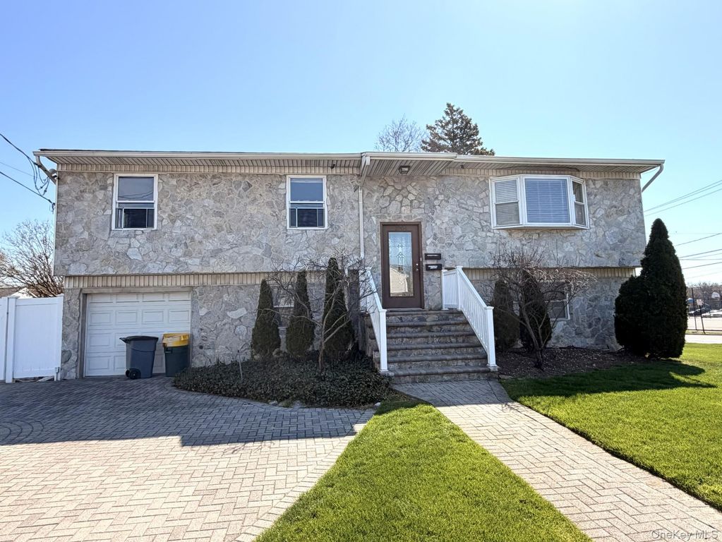 1004 N Broadway, Massapequa, NY 11758