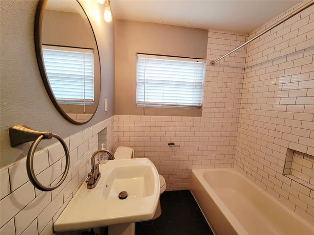 2130 Dunloe Avenue, Dallas, TX 75228