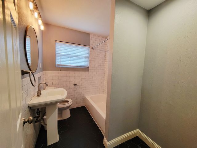 2130 Dunloe Avenue, Dallas, TX 75228