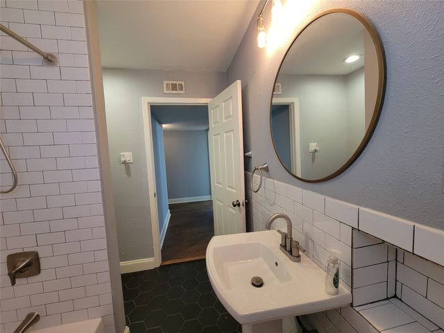 2130 Dunloe Avenue, Dallas, TX 75228