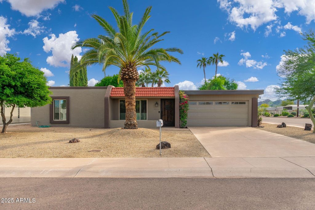 Image 1 of property listing at 4001 E CANNON Drive, Phoenix, AZ 85028