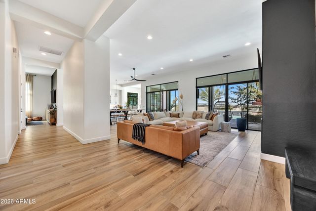 7126 S PORTLAND Avenue, Gilbert, AZ 85298