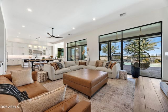 7126 S PORTLAND Avenue, Gilbert, AZ 85298