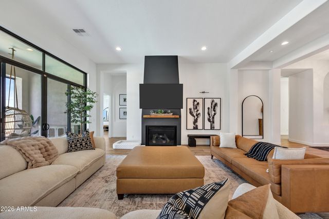 7126 S PORTLAND Avenue, Gilbert, AZ 85298