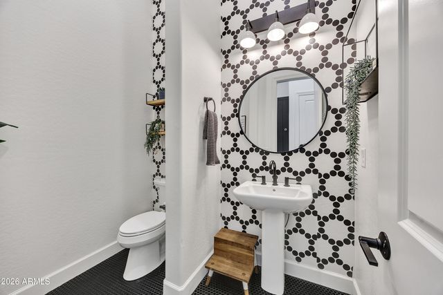 7126 S PORTLAND Avenue, Gilbert, AZ 85298