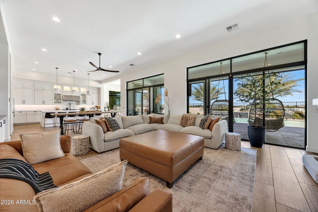 Image 12 of property listing at 7126 S PORTLAND Avenue, Gilbert, AZ 85298