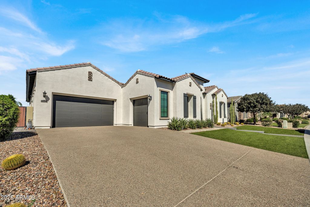 Image 2 of property listing at 7126 S PORTLAND Avenue, Gilbert, AZ 85298