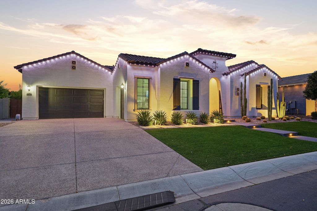 Image 3 of property listing at 7126 S PORTLAND Avenue, Gilbert, AZ 85298