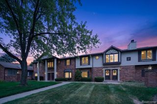 2321 London Bridge Dr Drive 22, Rochester Hills, MI 48307