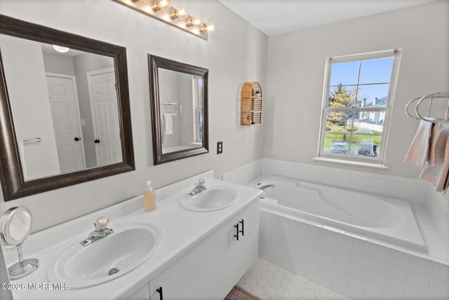 11 Decoy Lane 1000, Freehold, NJ 07728