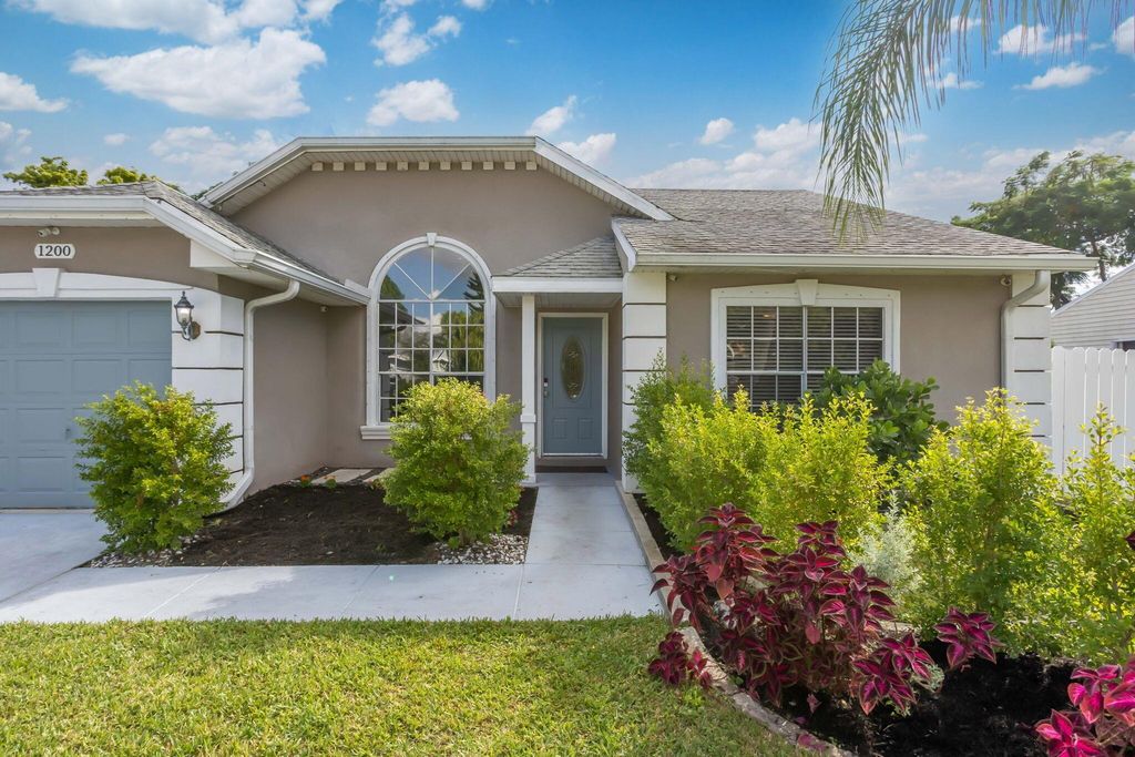 1200 Grandview Circle, Royal Palm Beach, FL 33411