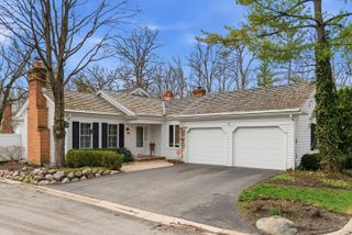 2 Court of Mohawk Valley, Lincolnshire, IL 60069
