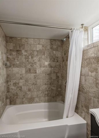 3230 Thomas Road, Oxford, MI 48371