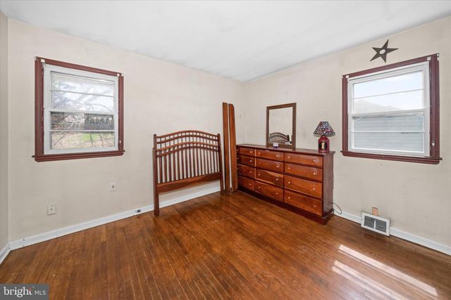 1045 WAGONER DR, Wilmington, DE 19805