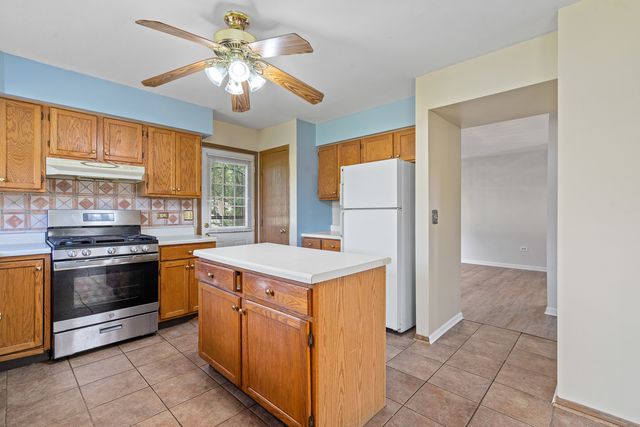 7 Red Bud Court, Bolingbrook, IL 60490