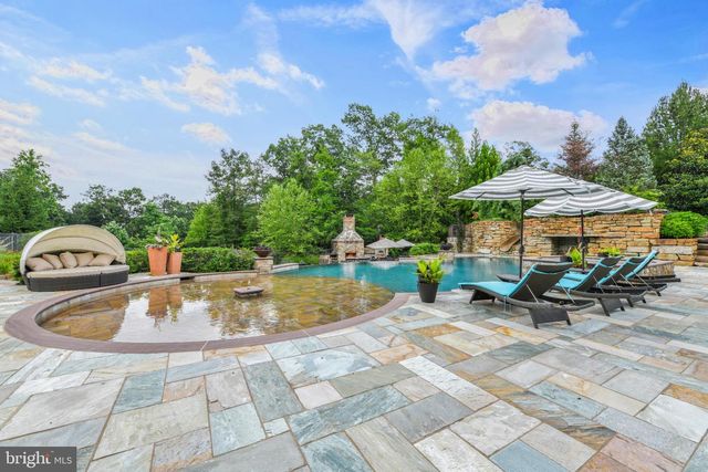 32 STONEHILL DR, Mohnton, PA 19540