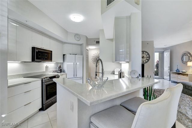 300 L Ambiance CIR 3-105, Naples, FL 34108