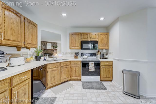 2370 Lansbury Drive, Waterford Charter Township, MI 48329