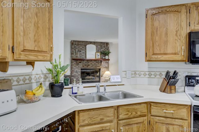 2370 Lansbury Drive, Waterford Charter Township, MI 48329