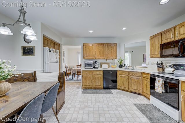 2370 Lansbury Drive, Waterford Charter Township, MI 48329