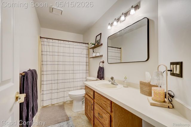 2370 Lansbury Drive, Waterford Charter Township, MI 48329