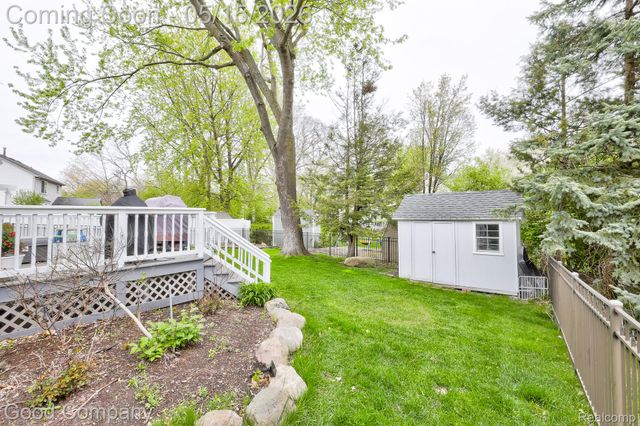 2370 Lansbury Drive, Waterford Charter Township, MI 48329