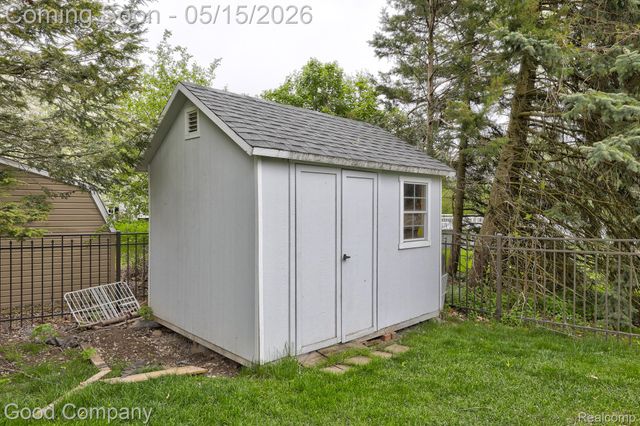 2370 Lansbury Drive, Waterford Charter Township, MI 48329