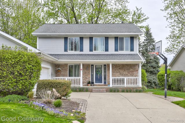 2370 Lansbury Drive, Waterford Charter Township, MI 48329