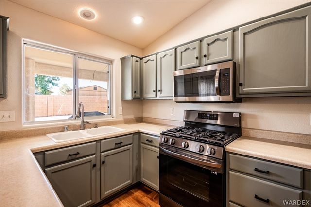 3902 E Nicole Avenue, Kingman, AZ 86409