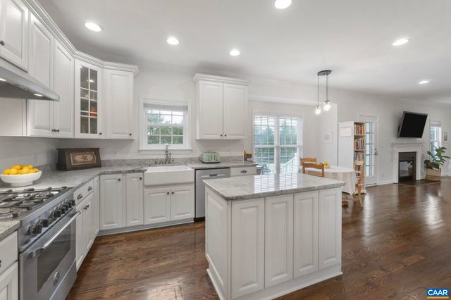 1243 WOODCOCK PL, Scottsville, VA 24590