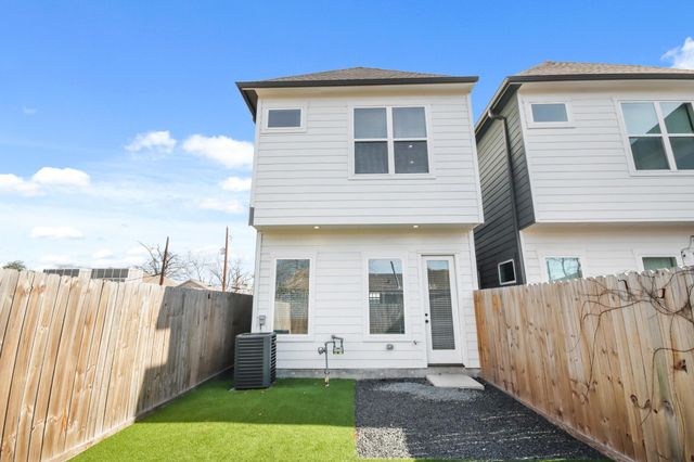 2105 Sam Wilson Street E, Houston, TX 77020