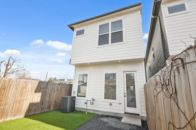 2105 Sam Wilson Street E, Houston, TX 77020