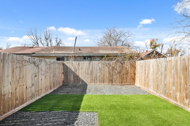 2105 Sam Wilson Street E, Houston, TX 77020