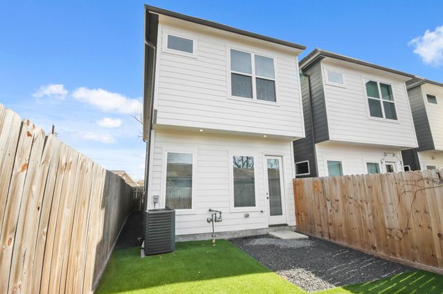 2105 Sam Wilson Street E, Houston, TX 77020