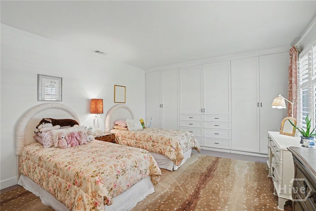 Image 21 of property listing at 2 Mackay Lane, Savannah, GA 31411
