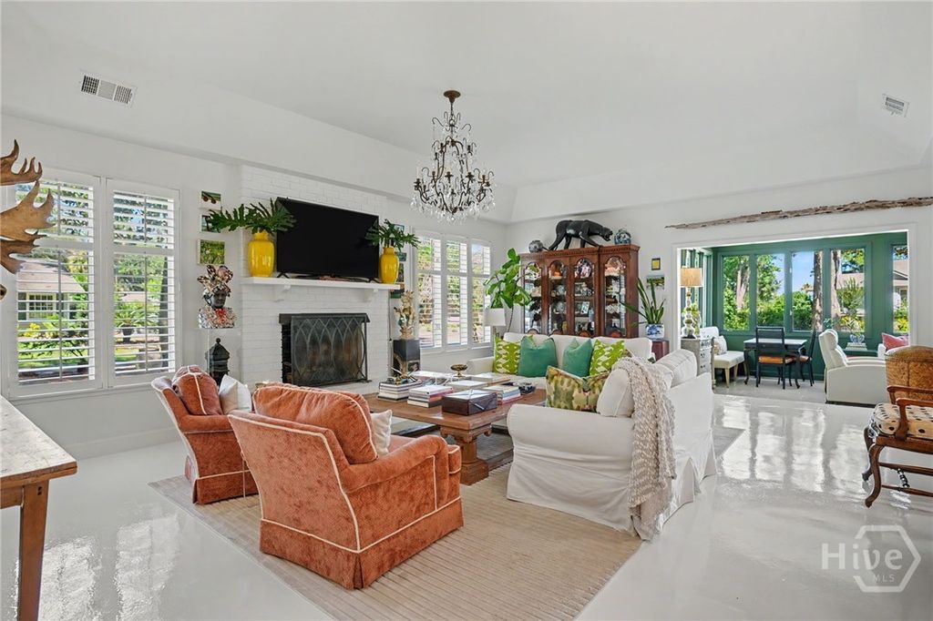 Image 3 of property listing at 2 Mackay Lane, Savannah, GA 31411