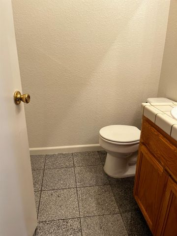 1460 Portsmouth Ln, Gustine, CA 95322