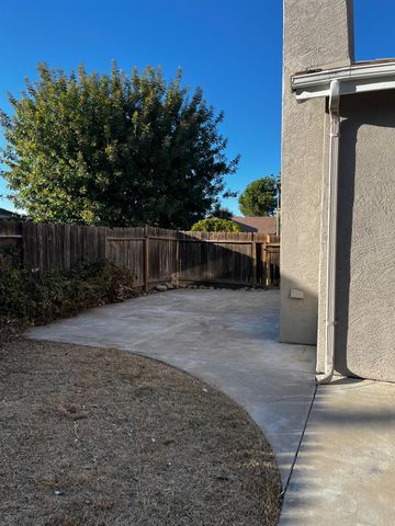 1460 Portsmouth Ln, Gustine, CA 95322